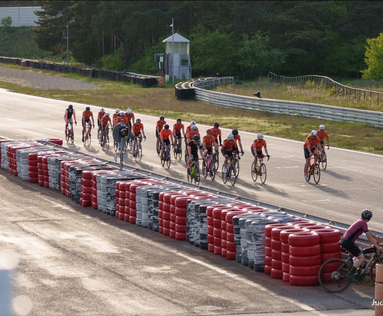 Peleton kolarzy na torze wyścigowym podczas relacji z zawodów